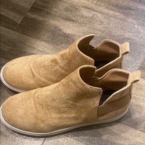 Men's Tan Chukka Boots